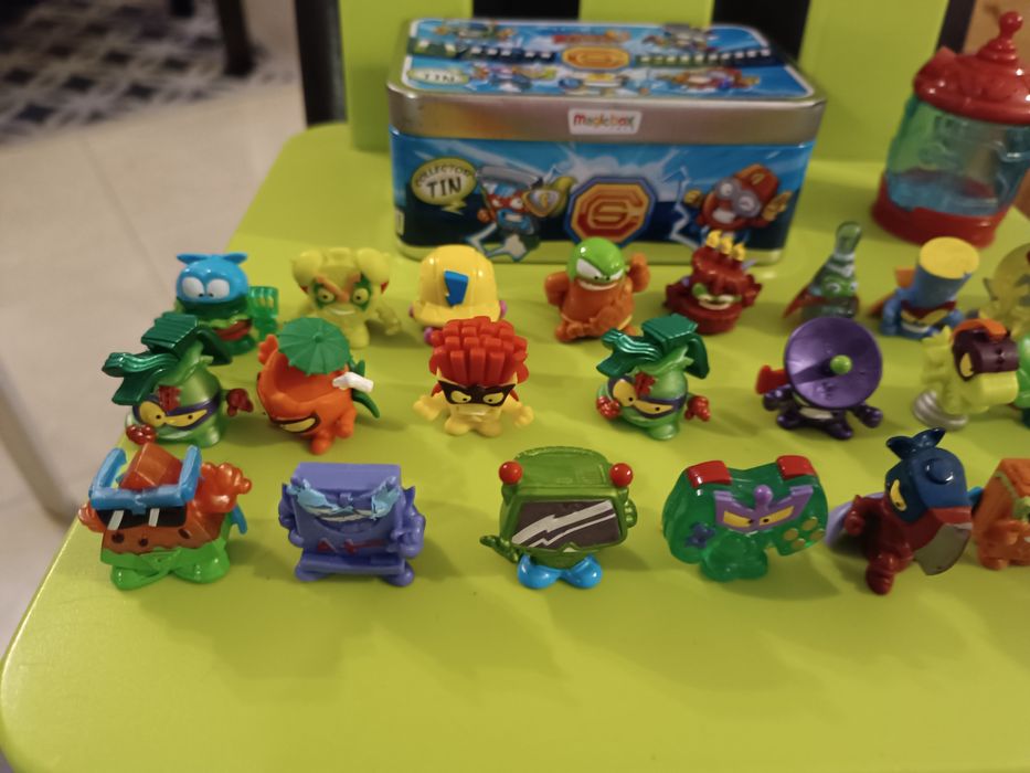 Zestaw zingsow z metalowym pudełkiem.