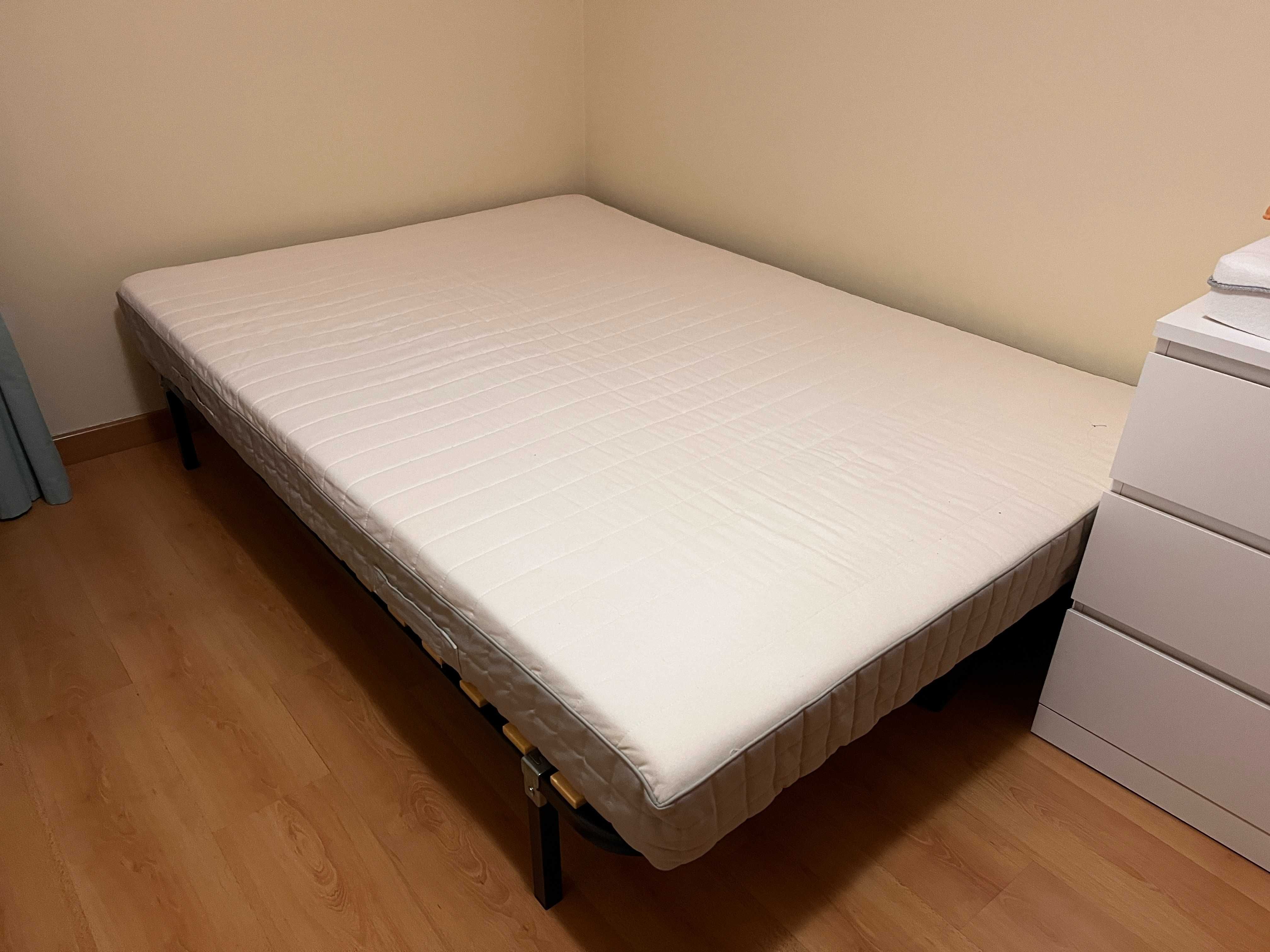 Cama de Casal IKEA (Colchão + Estrado Versátil) - Em Ótimo Estado