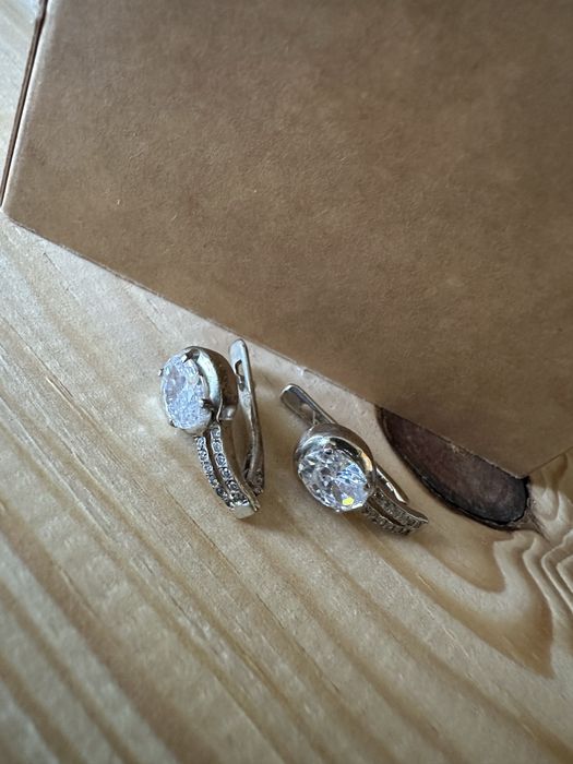 Срібні сережки з фіанітом.