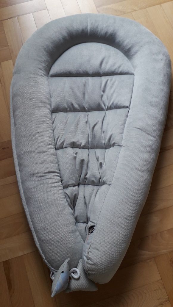 Kokon kojec dla niemowlaka