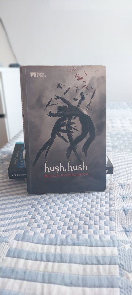 Livro hush hush de Becca fitzpatrick