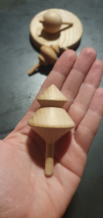 Дзиґи дерев'яні, набір з підставкою