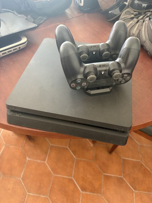 PS4 Slim + 2 comandos + jogos