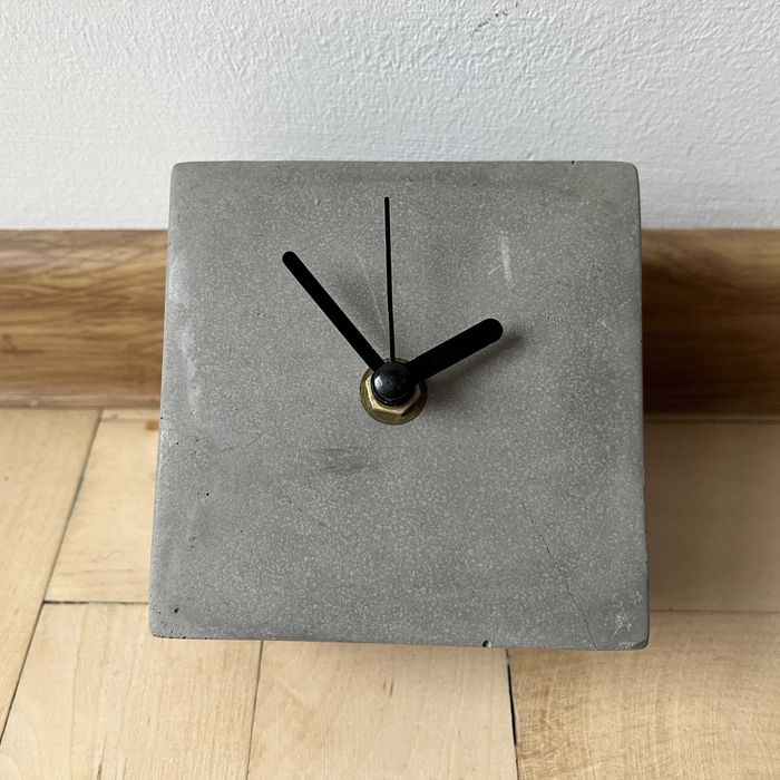 2x betonowy zegar stołowy elegancki