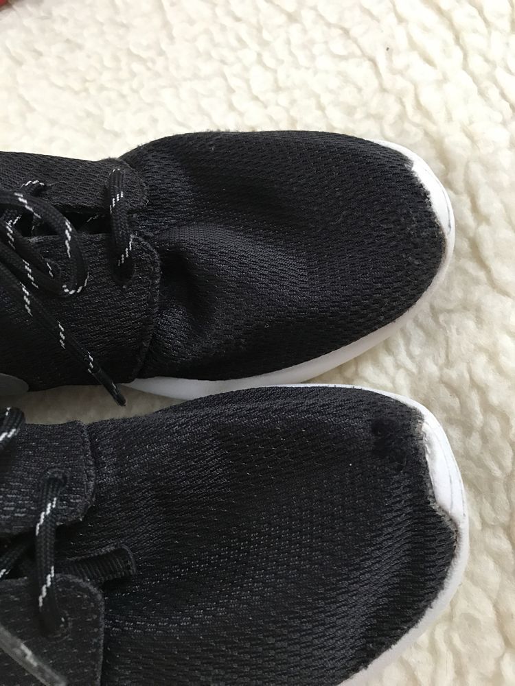 Czarne buty sportowe biała podeszwa, treningowe Nike Wmns Roshe One