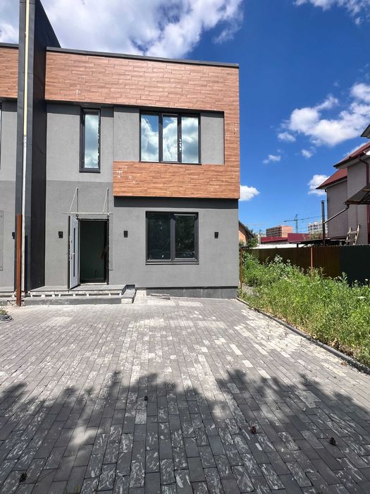 Таун в Бучі з частковим ремонтом,поруч вся інфраструктура!Газ!