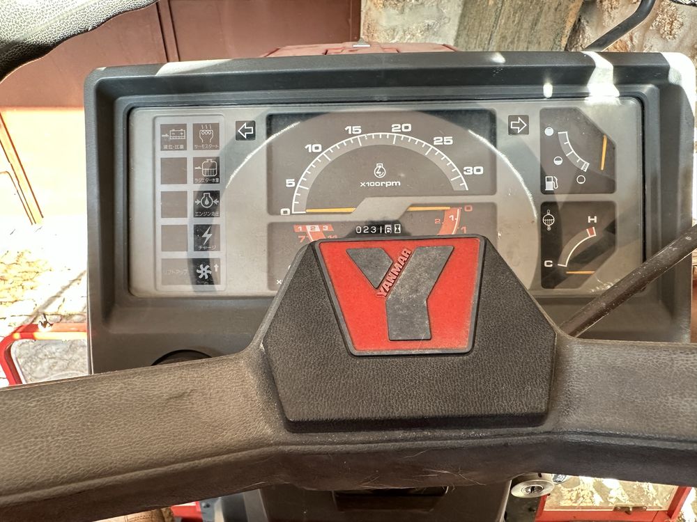 Gigante Trator, pequeno Yanmar F195 com alfaias