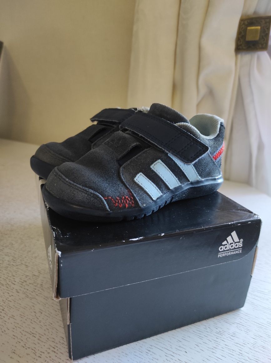 Продам кроссовки Adidas 21 р (стелька 13.5 см)