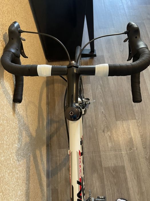 Продам велосипед шосейний Bianchi 
Повністю готовий до сезону 
Стан 4+