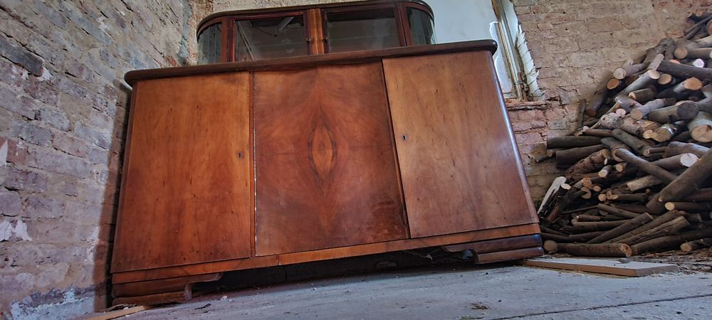 Zabytkowa komoda z papierem zakupu