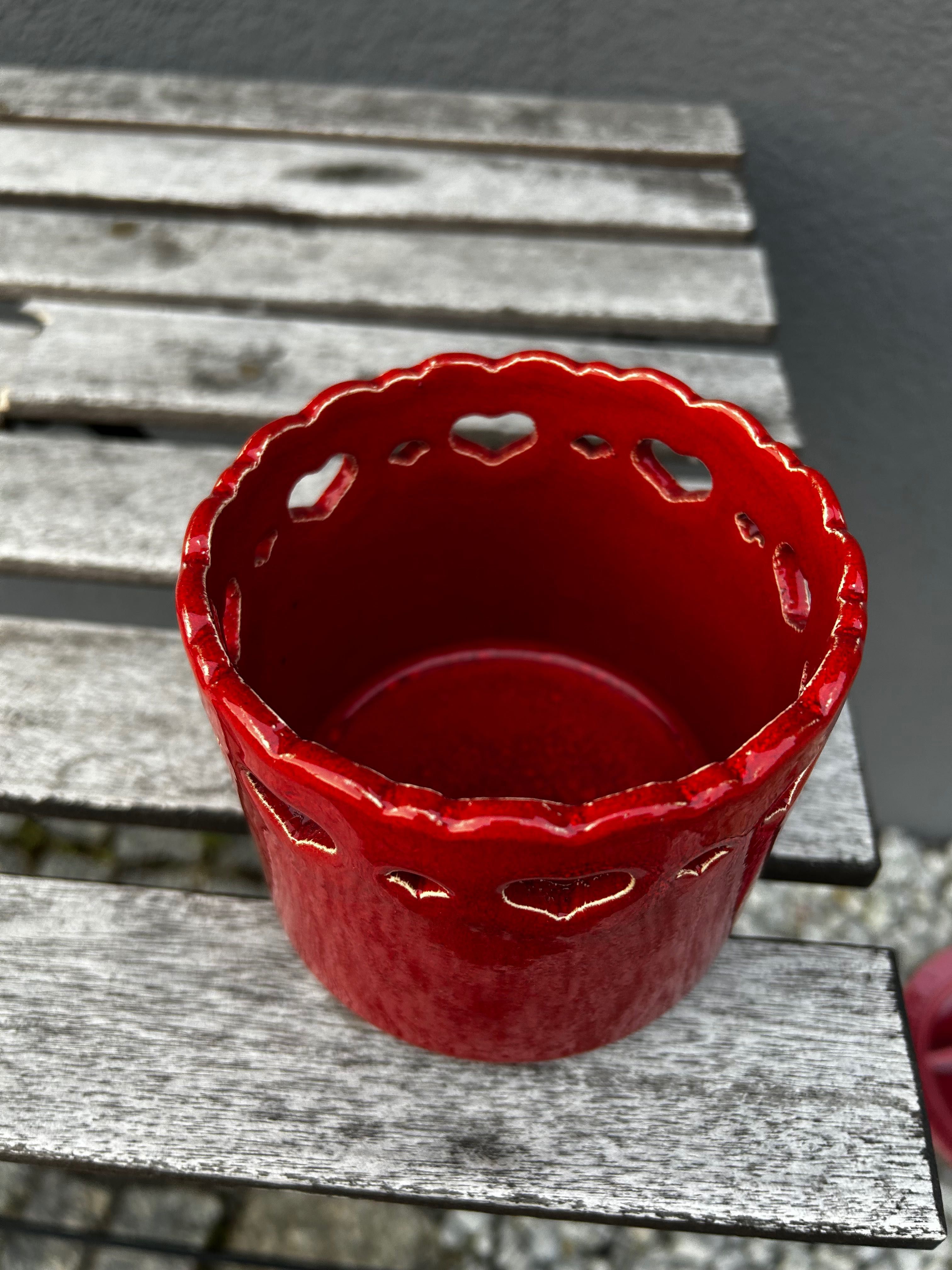 Czerwona ceramiczna osłonka na doniczkę