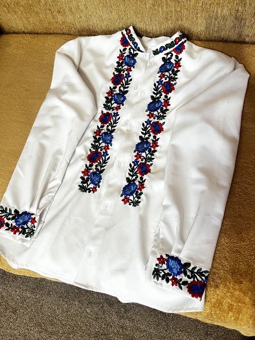 Чоловічі вишиті сорочки , чотири різні