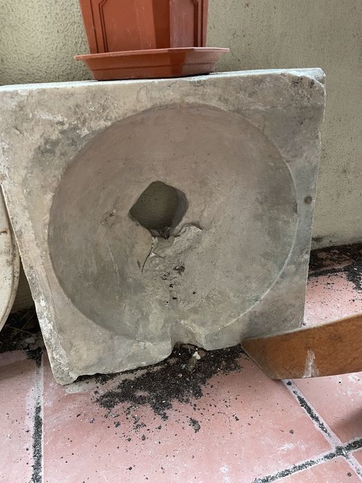 Pia em pedra lióz antiga