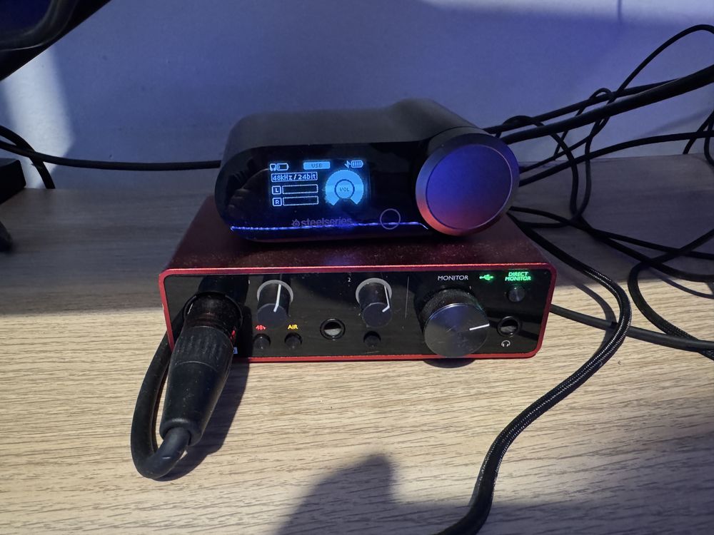 komputer gamingowy 2 monitory klawiatura myszka mikrofon studyjny
