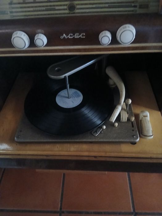 Telefonia antiga com gira discos e bobines