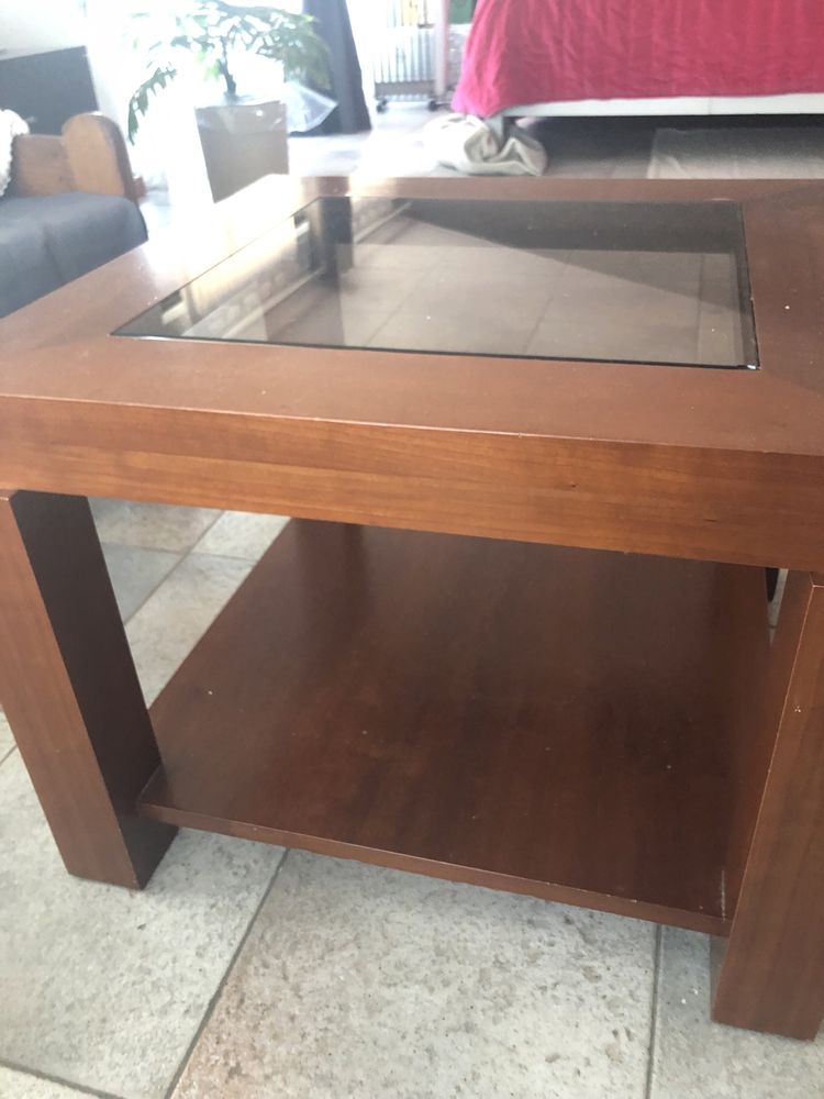 Mesa de centro em melanins com tampo de vidro