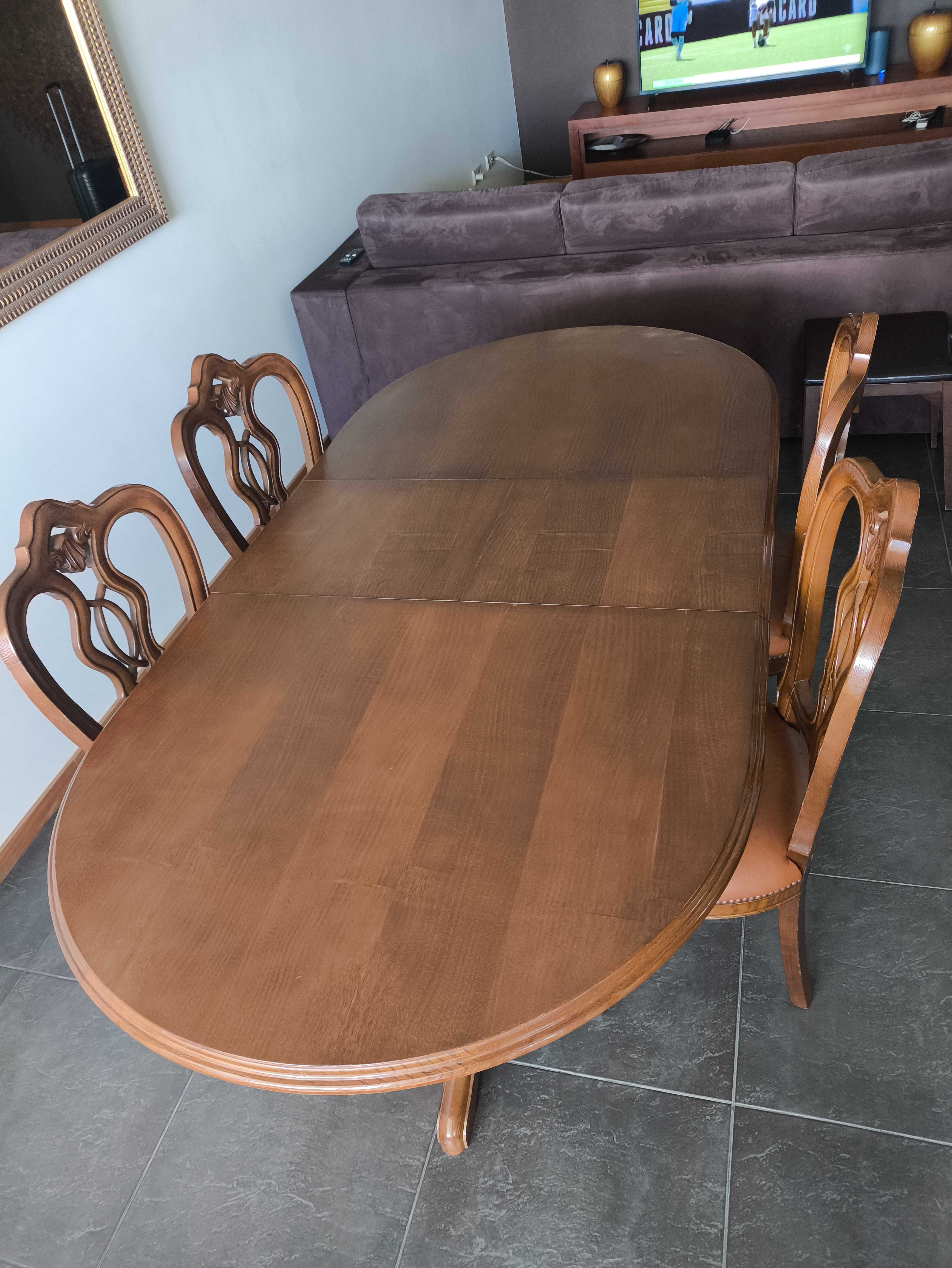 Mesa de jantar madeira com cadeiras