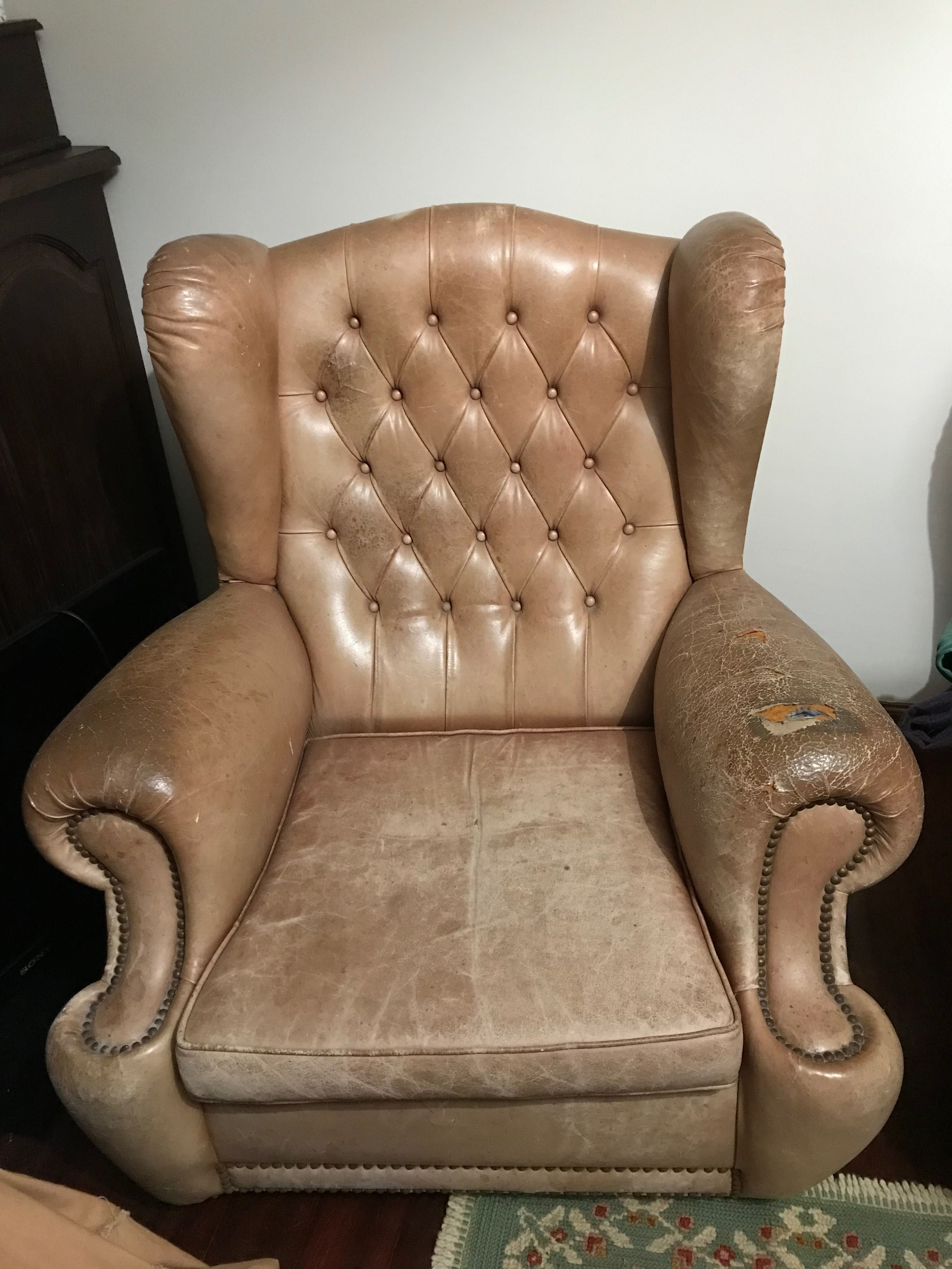 Sofás em pele a precisar de restauro