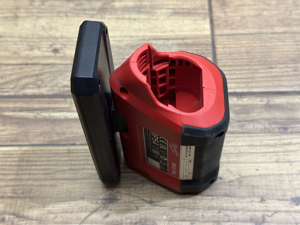 Lampa akumulatorowa z obrotowym panelem LED Milwaukee M12 PAL - 2021