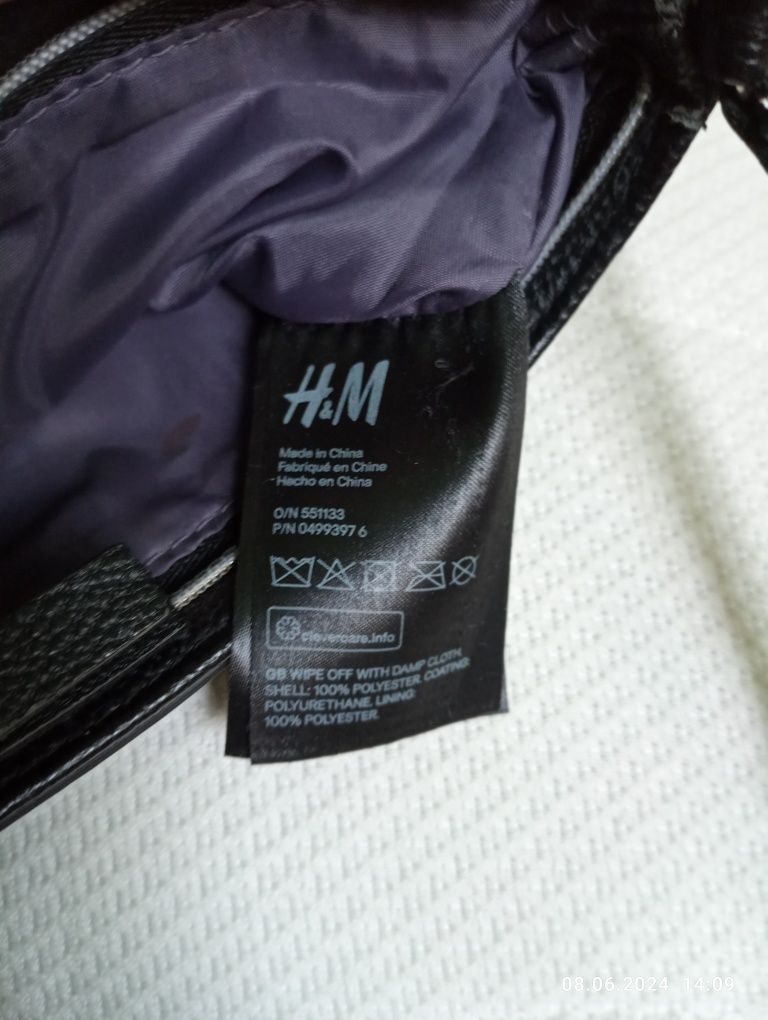 Śliczna czarna torebka z frędzlami. H&M.