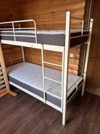 Двоповерхове металеве ліжко з матрасами