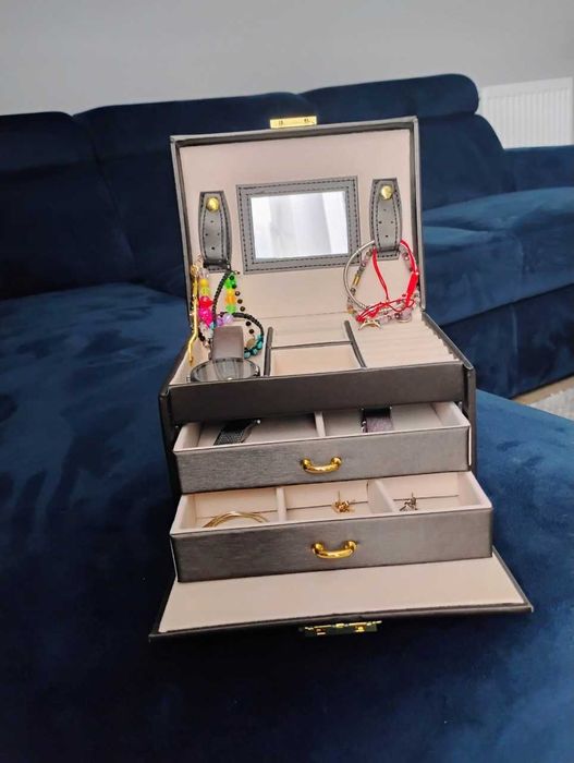 Elegancki kuferek na biżuterię z lusterkiem – pojemna szkatułka