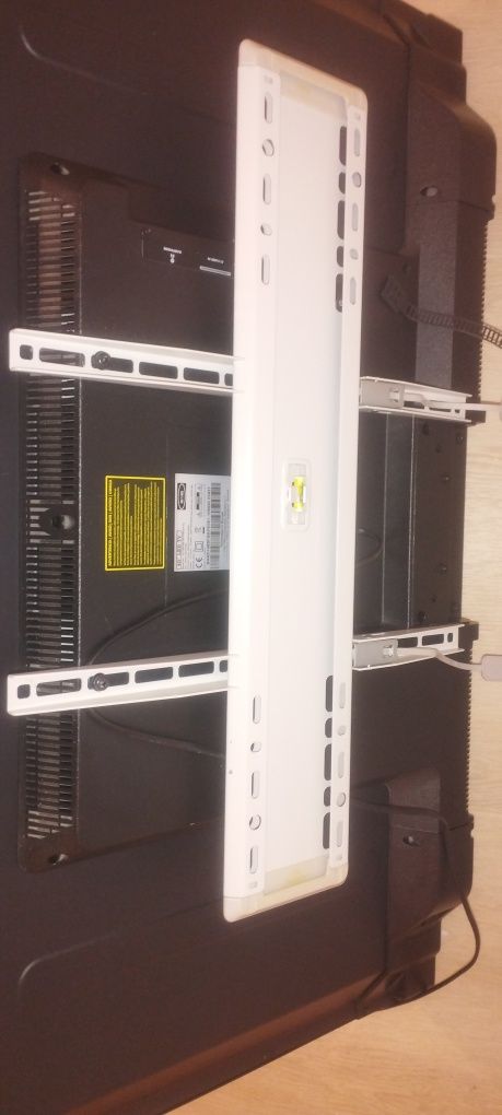 Vendo televisão blaupunkt 40' com suporte para parede