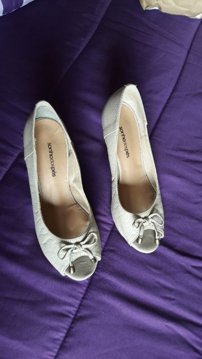 Sapatos beije em pele