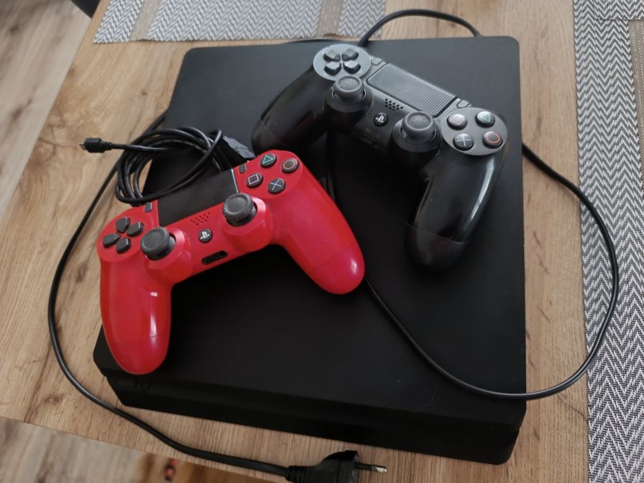Konsola Ps 4 plus dwa pady