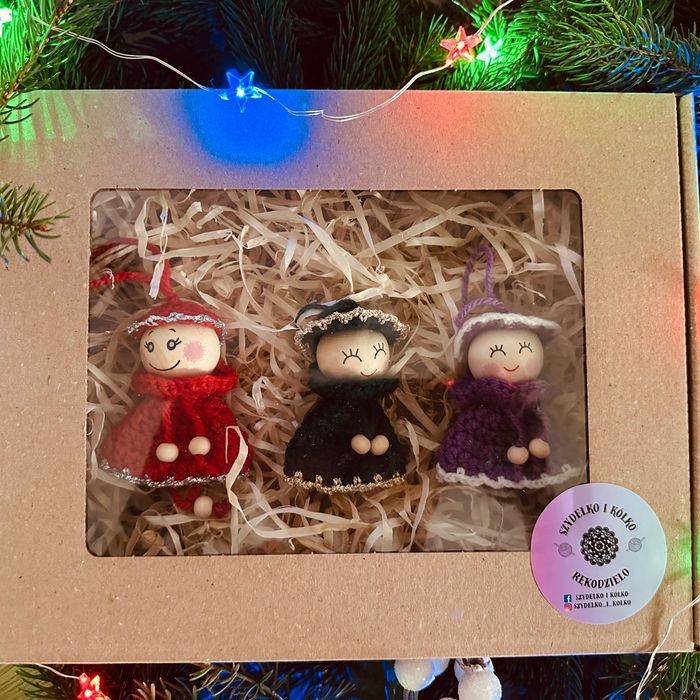 Zestaw szydełkowych kolorowych skrzatów ozdoba na choinkę handmade