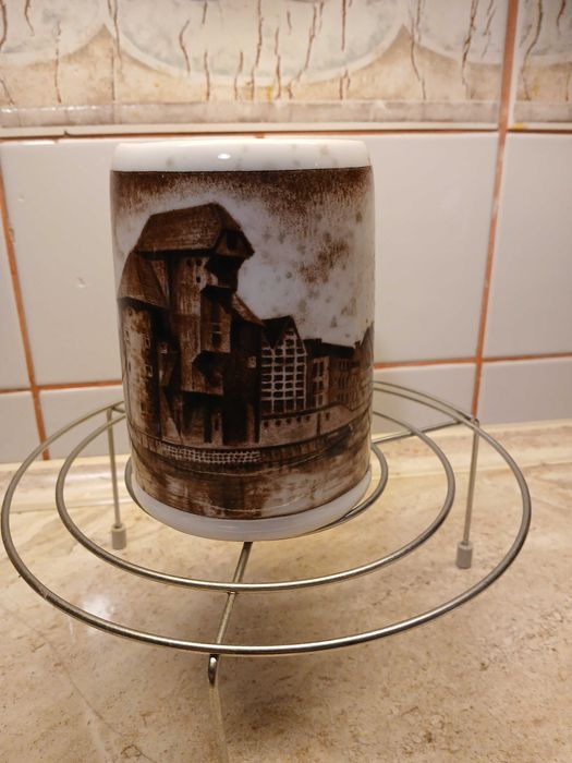 Kufle z widokiem starego pobrzeża Gdańska /Lubiana