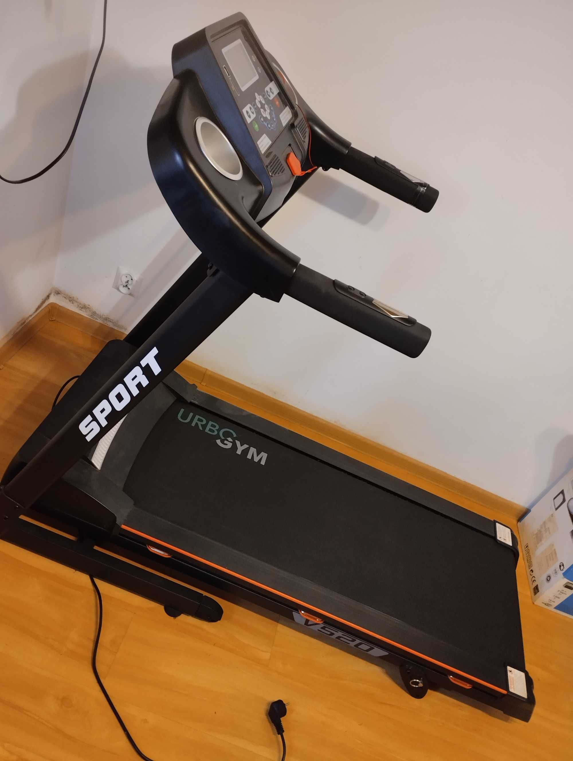 Bieżnia Urbogym V520 i wioślarz