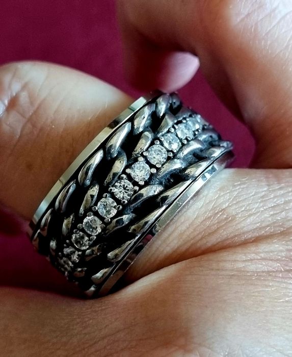 Anel prateado, em aço, com zirconias. Anti-stress. T19