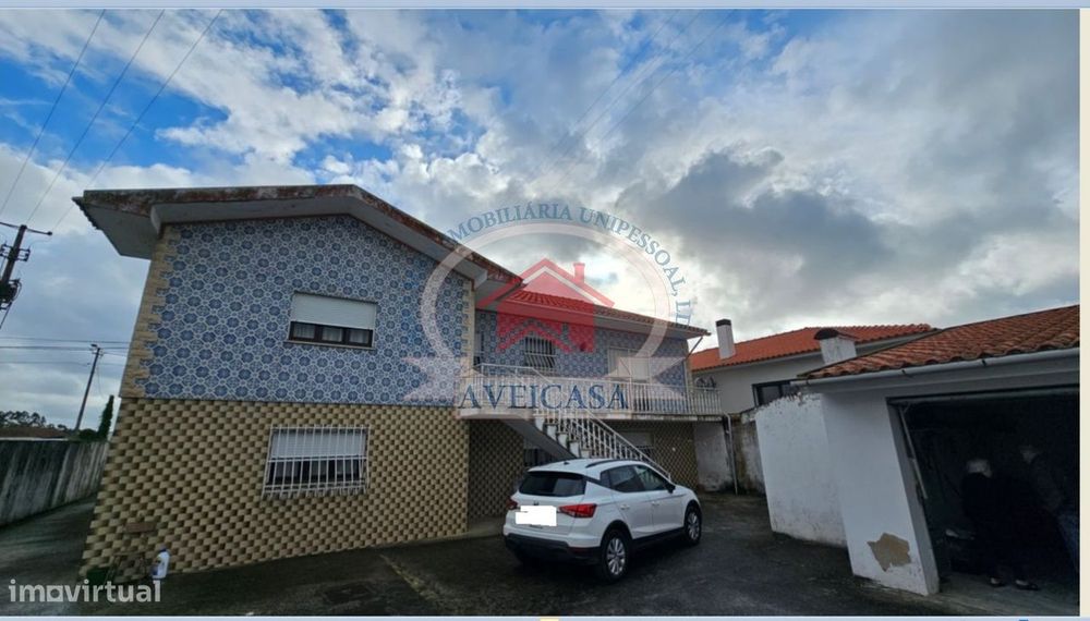 Moradia isolada T5 em bom estado com quintal e garagens