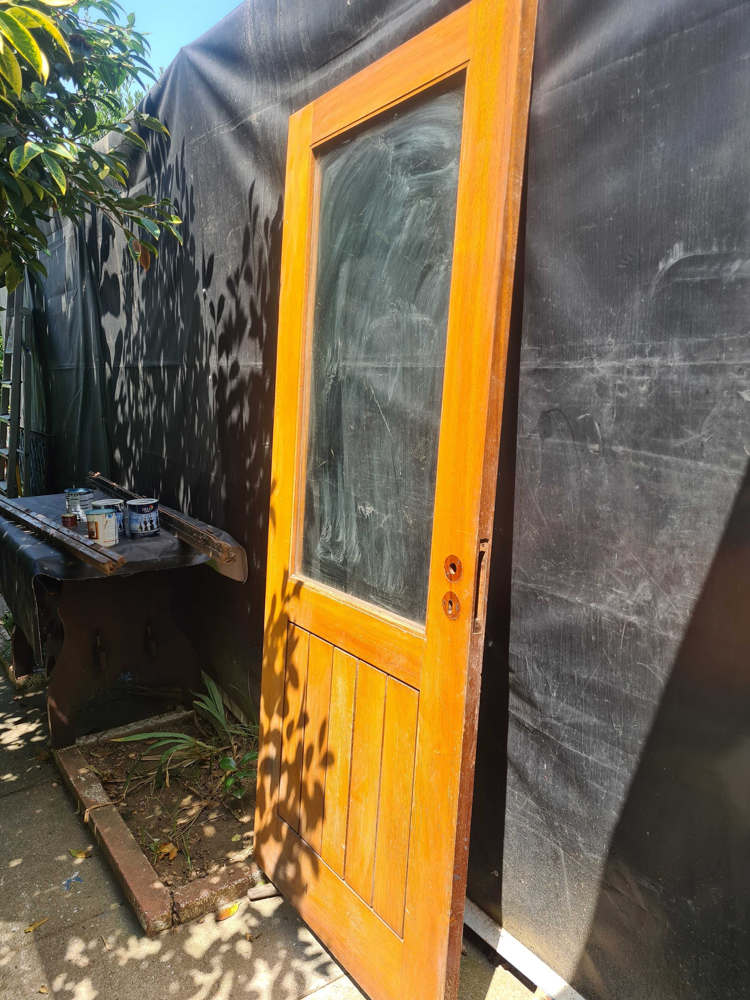 Porta maciça com vidro