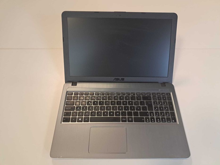 Portátil ASUS Intel Core  i3-8145U CPU 2,10GHz, 4,00 GB RAM, Gráf128MB