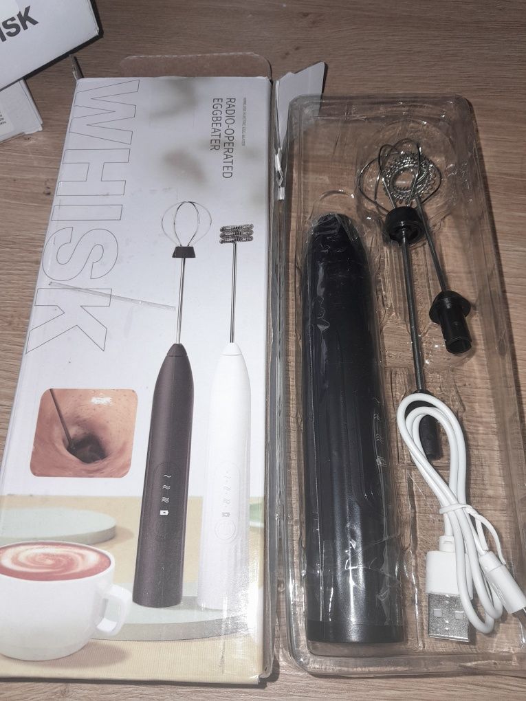 Elektryczna trzepaczka do jajek spieniacz do mleka kolor czarny whisk