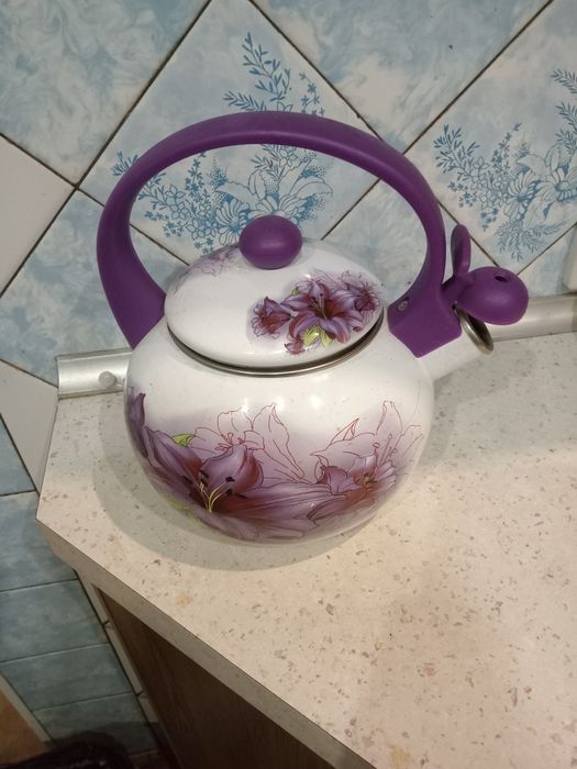 Чайник эмалированный.