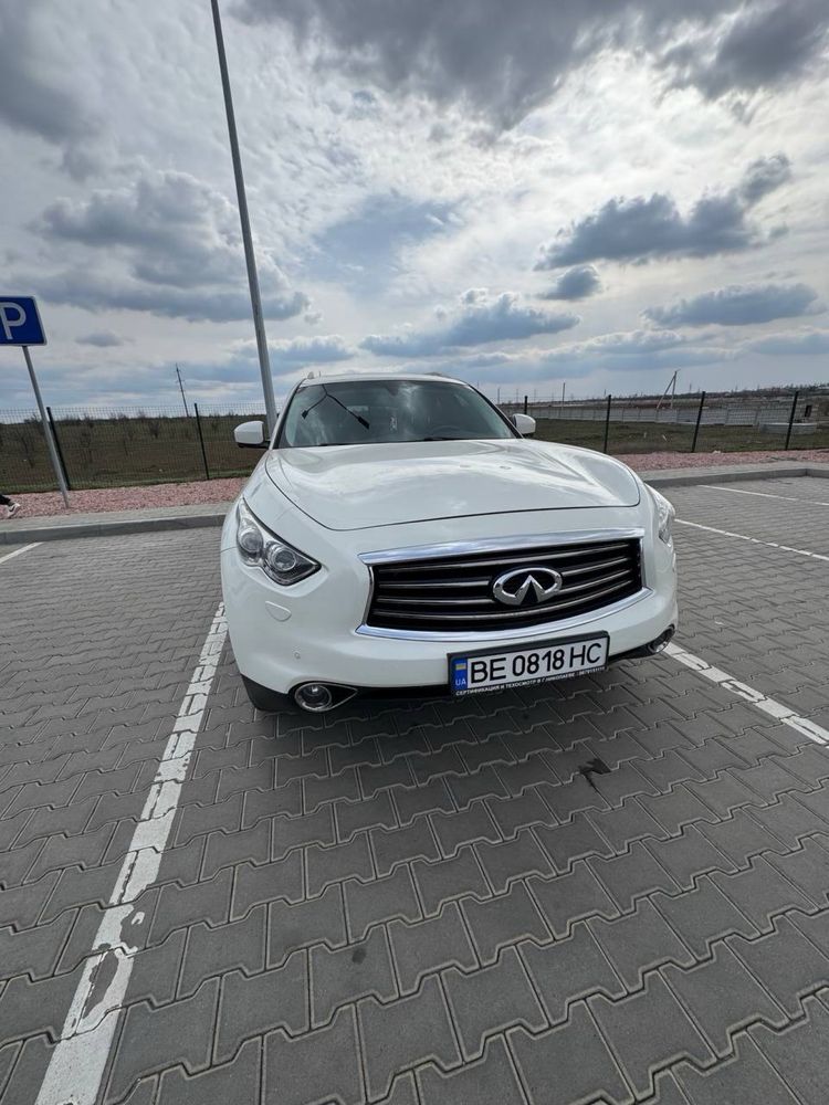 Infinity QX-70 Автомобіль