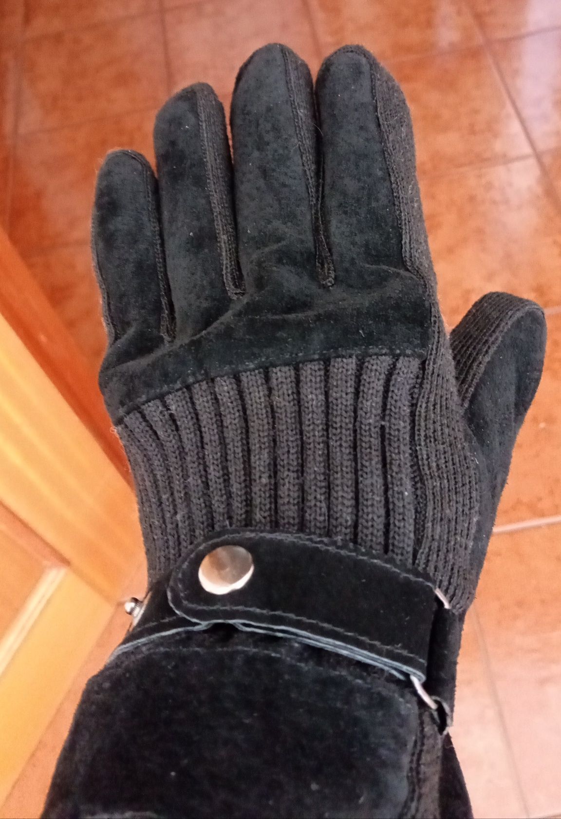 2 pares de luvas novas são a 10€ cada par.