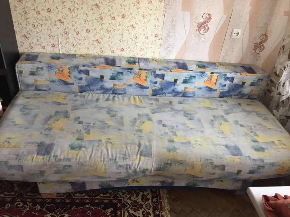 Продаю диван двухместный, отличное состояние.