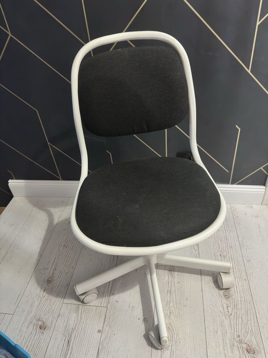 Krzeselko regulowanw bialo grafitowe dla dziecka na kolkach ikea