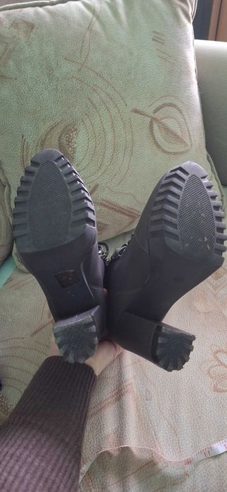 Полусапожки темно- сірого кольору р.35 на підборах