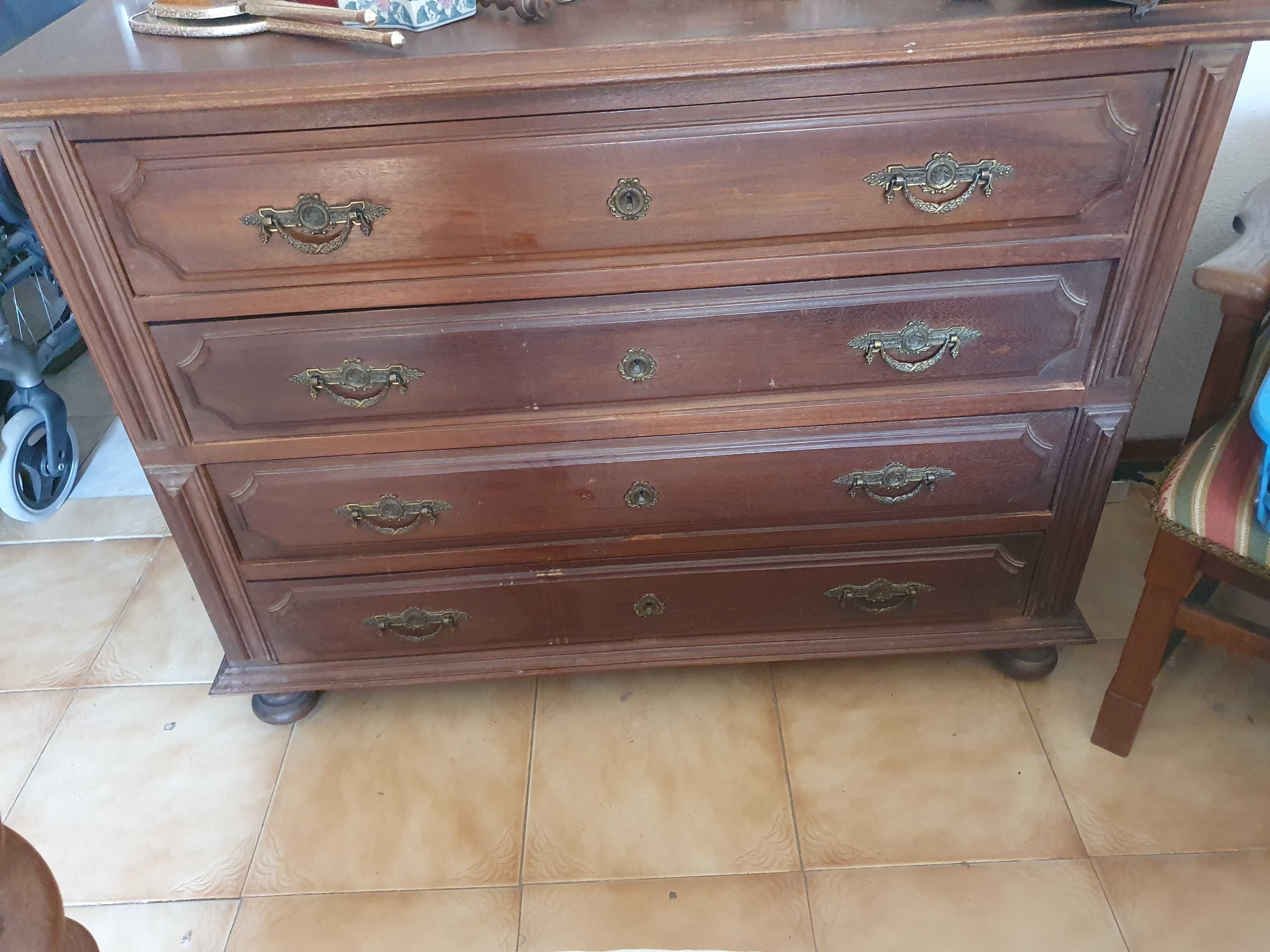 Cama, duas Mesas de Cabeceira e Cómoda em madeira maciça - vintage