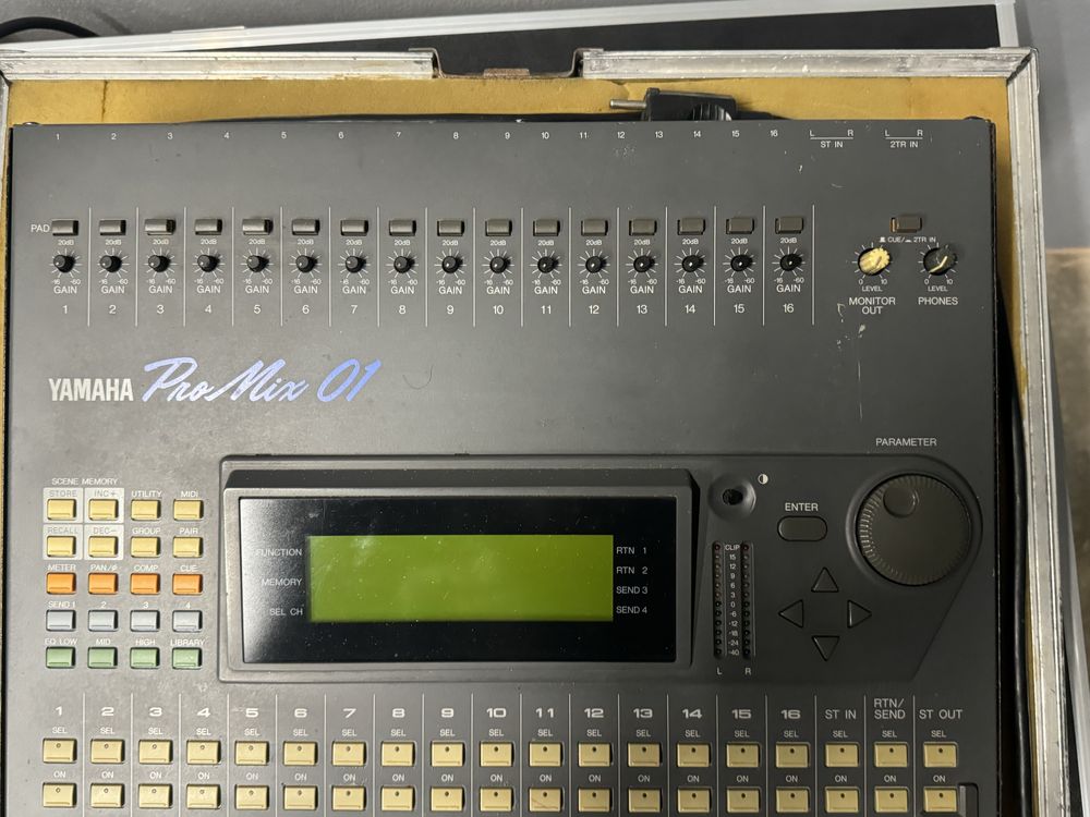 Mesa mistura digital yamaha promix 01 com flightcase