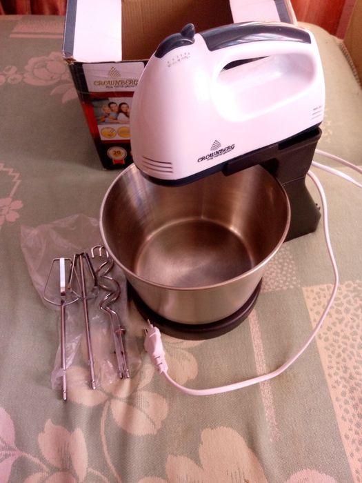 Міксер з чашею .