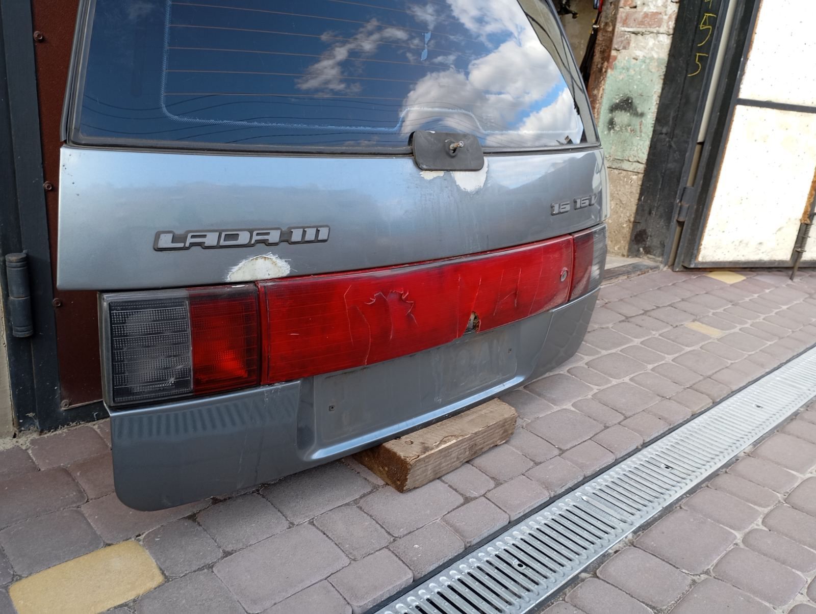 Кришка багажника ляда ВАЗ-2111