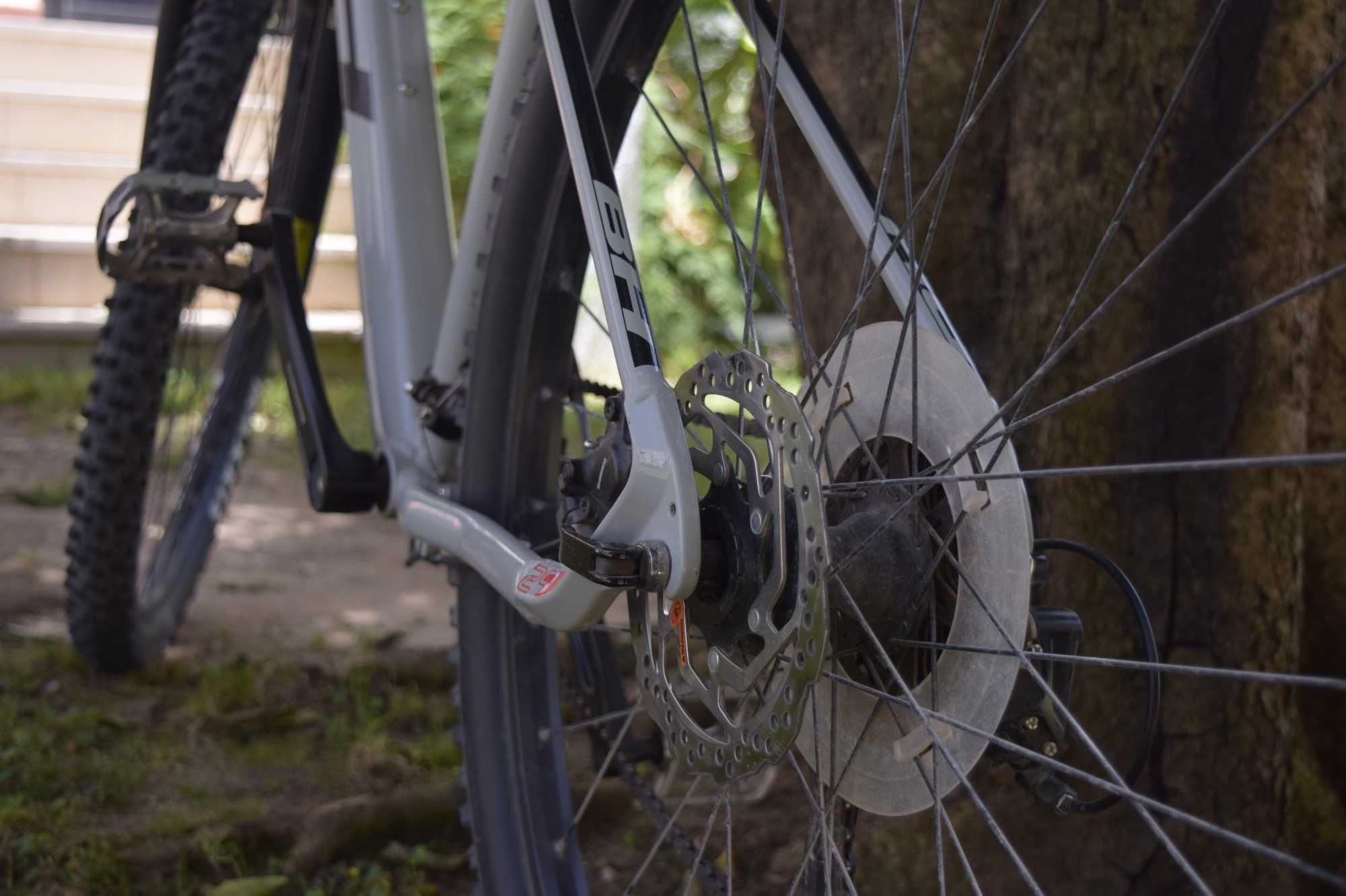 Bicicleta BH Spike 2.0 BTT com pedais como Nova