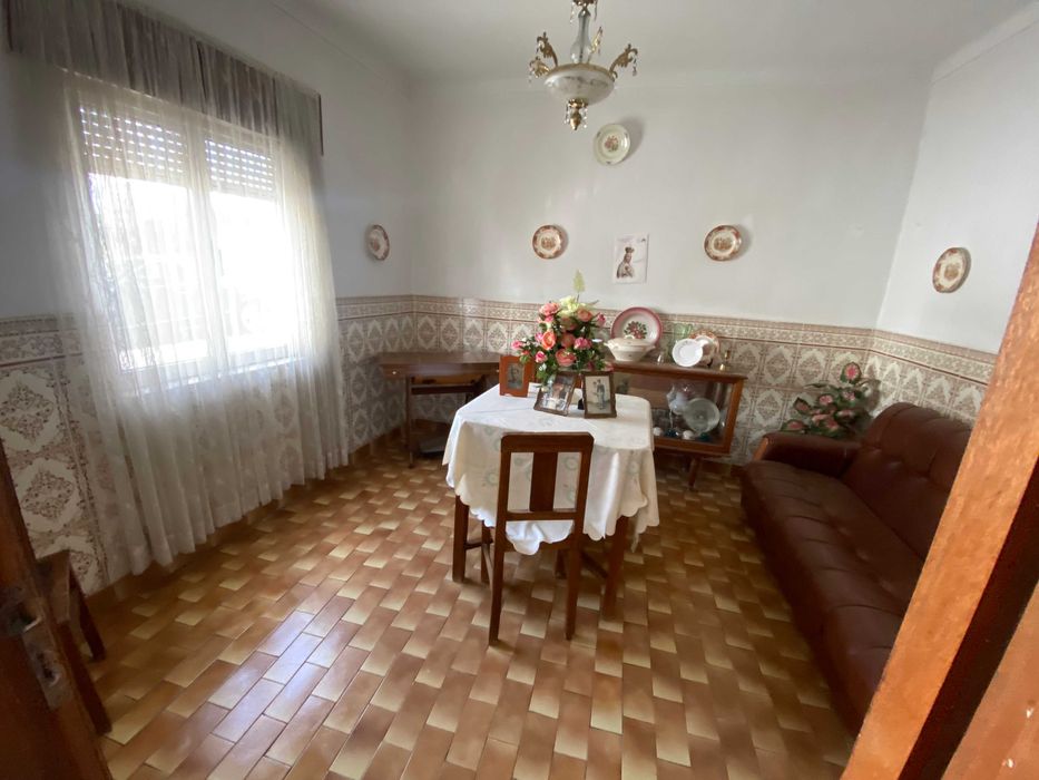 Vende-se Moradia com quintal e poço