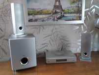 Hi-Fi система фирмы LG с колонками, сабвуфером и проигрывателем